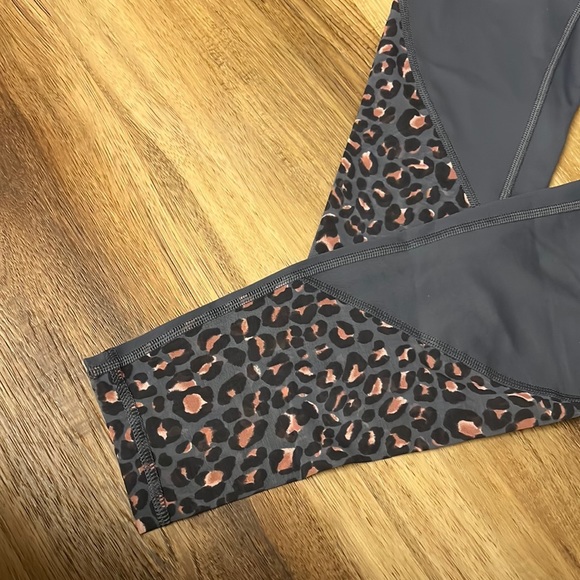 NWT Victoria’s Secret Grey/Leopard Knockout Tights - Picture 4 of 4